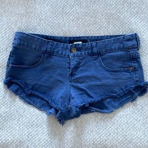 Billabong mini shorts 🍑